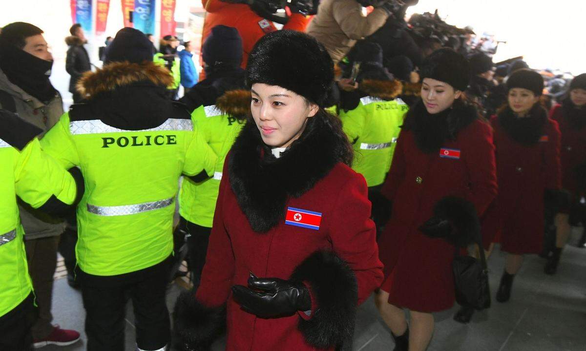 Das Medieninteresse war enorm: In Südkorea wird die Truppe auch "Armee der Schönheiten" genannt. Viele Cheerleader sind noch Teenager, die ältesten Anfang 20. Auch die Frau von Staatschef Kim Jong-un, Ri Sol-ju, war eine von ihnen und feuerte 2005 die Sportler bei den Leichtathletik-Asienmeisterschaften im südkoreanischen Incheon an.