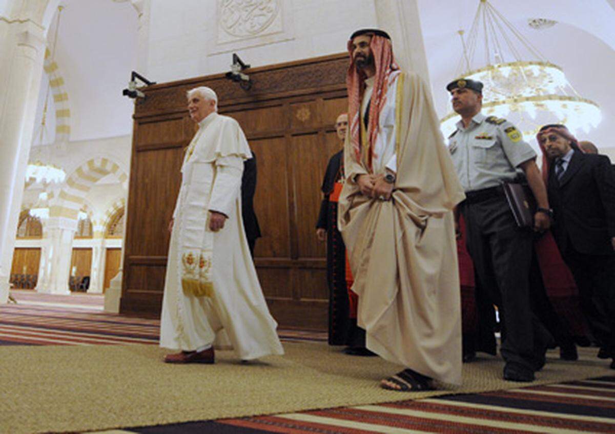 Mit Jordaniens Prinz Ghazi bin Muhammad bin Talal, besuchte der Papst die König Hussein Bin Talal Moschee in Amman. Es wurde dem Kirchenoberhaupt gestattet, die Moschee mit Schuhen zu betreten.