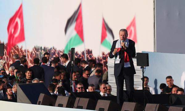 Der türkische Präsident Recep Tayyip Erdoğan bei einer pro-palästinensischen Versammlung in Istanbul. Er weigert sich, die Hamas als Terrorgruppe zu bezeichnen. 