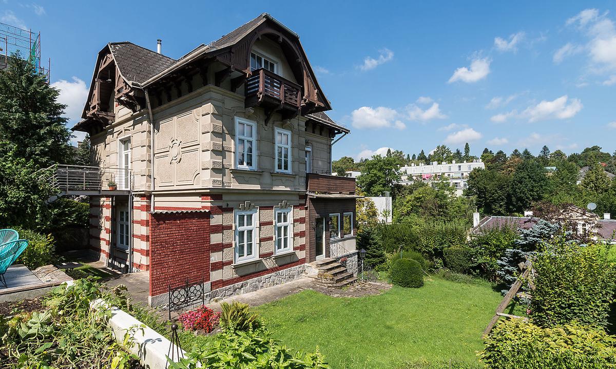 Luxuriöse Gegensätze: historisches Schmuckstück mit Garten.