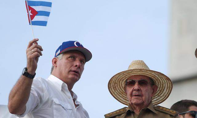Kubas Präsident Díaz-Canel (li.) und sein Vorgänger, Raúl Castro (Archivbild)