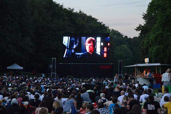 Das Freiluftkino glich einer Party: Bei berühmten Szenen (Kuss zwischen Han Solo und Leia; Darth Vader tötet den Imperator oder Admiral Ackbars markanter Sager "It's a trap") gab es tosenden Applaus.