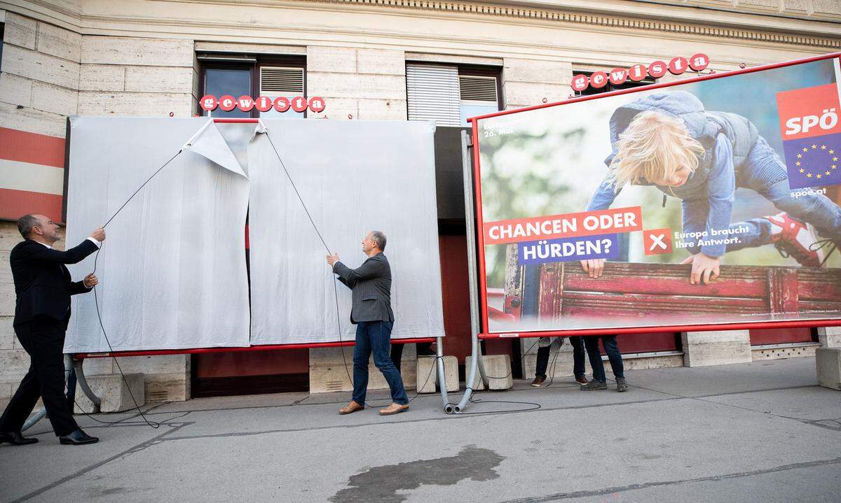 Die SPÖ hat sich in ihrer ersten Plakatkampagne gegen rechtsextreme Bewegungen eingeschossen. "Europäisch oder identitär?" lautet einer der Slogans auf Plakaten, die Spitzenkandidat Andreas Schieder höchst selbst enthüllte. Weitere Schwerpunkte: "Zusammenhalten oder spalten?", "Chancen oder Hürden?", "Mensch oder Konzern?" und "Schützen oder privatisieren?"