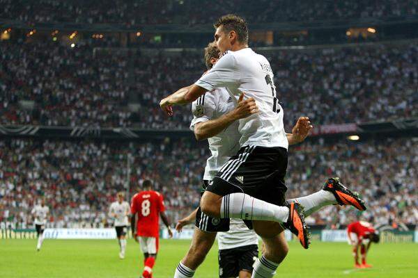 In der 33. Minute war es dann so weit. Miroslav Klose, die deutsche Sturmspitze, drückte nach einer Hereingabe von Thomas Müller zum 1:0 ein. Klose freute sich über sein 68. Länderspieltor, mit dem er DFB-Rekordtorjäger Gerd Müller eingeholt hat.