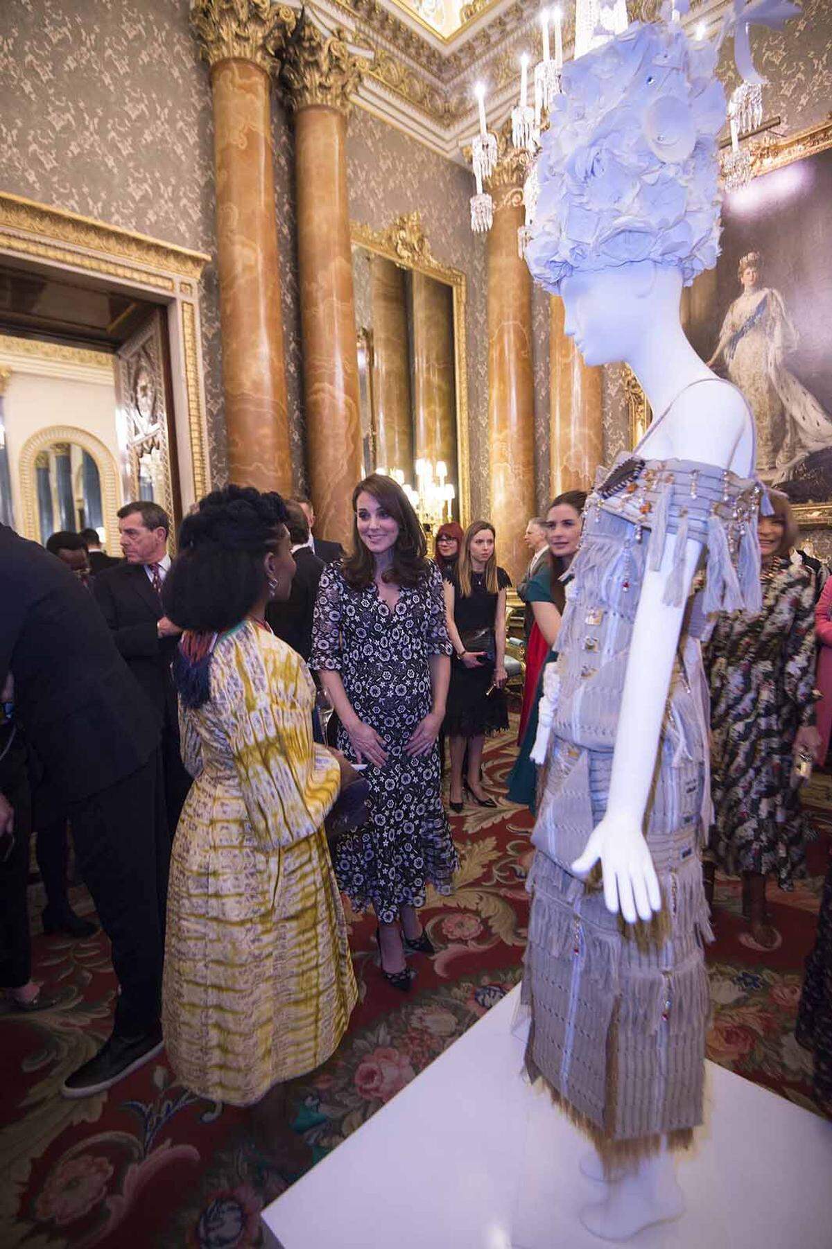 Herzogin Kate trug für diesen Anlass übrigens ein Kleid des britischen Labels Erdem.