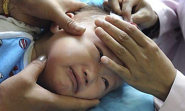 Ein neun Monate altes Kind wird im Spital behandelt