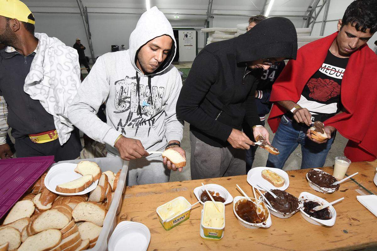 Das Rote Kreuz versorgte die ankommenden, durchnässten Flüchtlinge an der Grenze im Burgenland mit Essen und warmen Getränken.