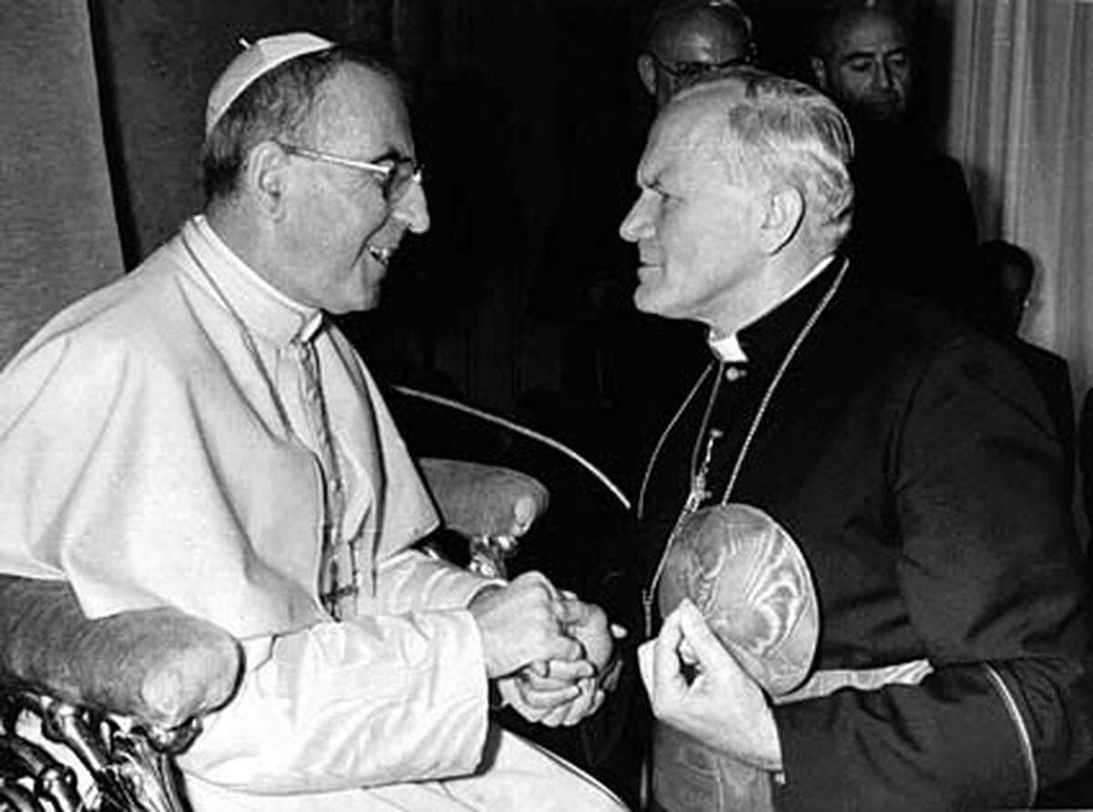 Der Papst mit der kürzesten Amtszeit ist Johannes Paul I., der Vorgänger von Johannes Paul II. Er starb am 28. September 1978 nach 33 Tagen im Amt offiziell an einem Infarkt. Zahlreiche Verschwörungstheorien ranken sich um seinen Tod - der Mafia oder abgehalfterten Bischöfen wird der angebliche Giftmord zur Last gelegt.