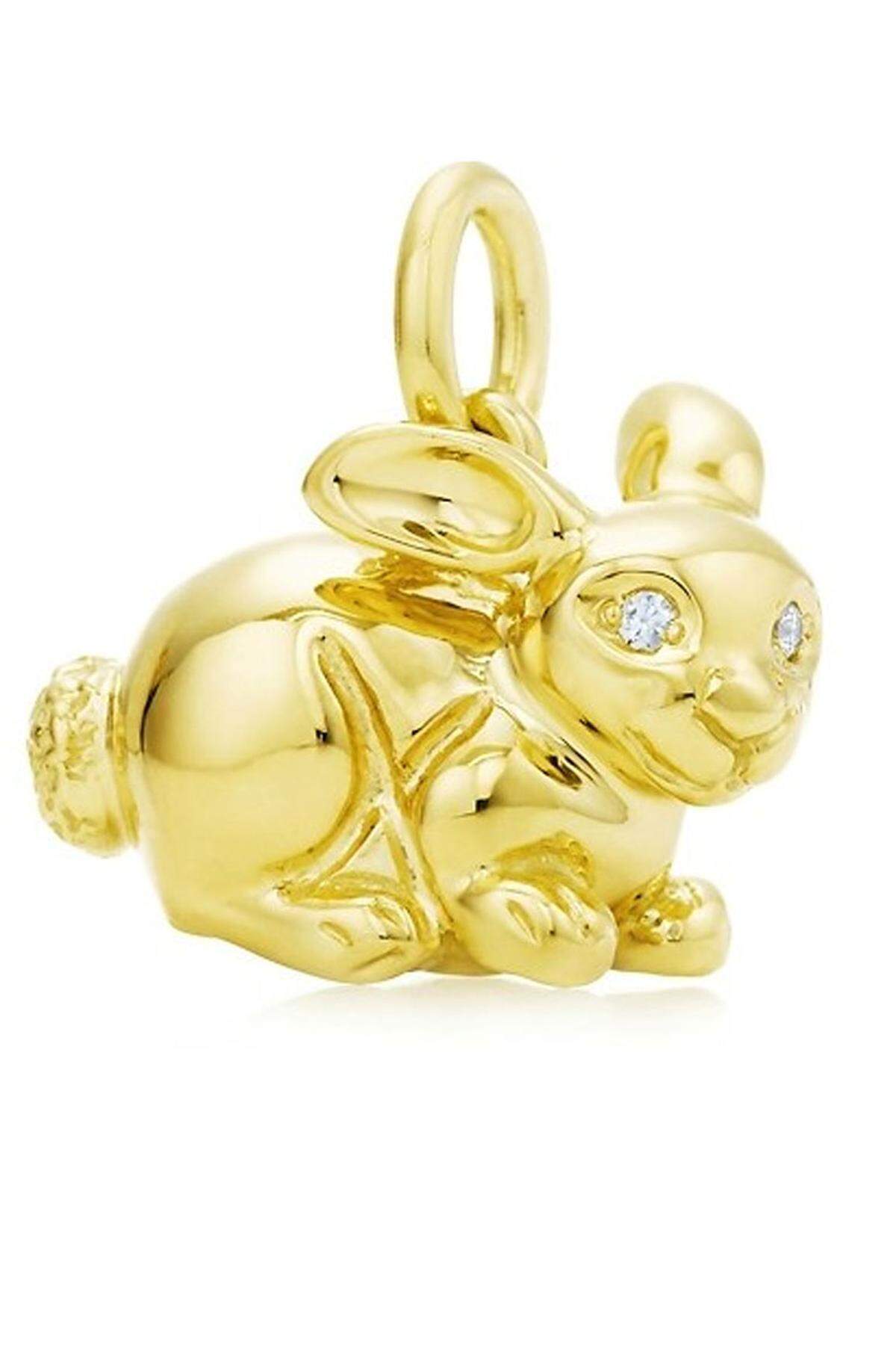 Mit Paloma Picasso kann man es zu Ostern richtig krachen lassen, wenigstens am Konto. Für Tiffany &amp; Co hat sie den Chinese Zodiac Rabbit mit 18 Karat Gold und zwei Brillianten in den Augenhöhlen entworfen. Um 1089 Euro bekommt man den kleinen Häschenanhänger.