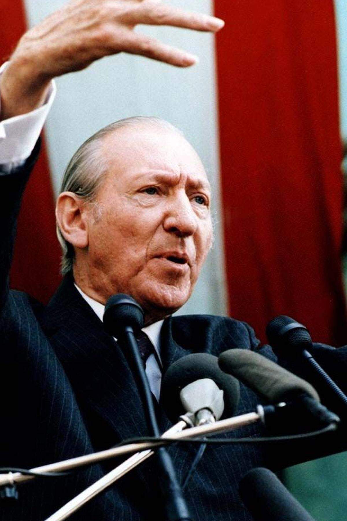 Mit Kurt Waldheim endete die Serie der von der SPÖ nominierten Staatsoberhäupter, gleichzeitig war er der bisher wohl umstrittenste Präsident. Nach einer Diplomatenkarriere, unter anderem als Botschafter in Kanada, wurde Waldheim 1968 Außenminister der ÖVP-Alleinregierung. Bei seinem ersten Antreten bei einer Bundespräsidentenwahl unterlag er 1971 Jonas. 1972 bis 1981 war er UNO-Generalsekretär, bevor es 1986 im zweiten Anlauf mit der Hofburg-Karriere klappte - trotz der heftigen Diskussionen über seine Kriegsvergangenheit, die ihn als Bundespräsident international isolierte. Waldheim verzichtete auf eine Wiederkandidatur, am 14. Juni 2007 starb er im Alter von 88 Jahren.