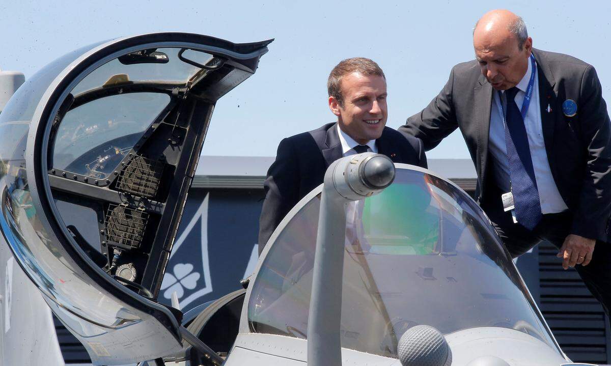 Der Aufsteiger als Einsteiger: Bei der prestigeträchtigen Flugzeugschau darf natürlich auch der neue französische Präsident Emmanuel Macron nicht fehlen. In den Rafale-Kampfjet hilft ihm Eric Trappier, der Chef von Dassault Aviation. Ob er ihn wohl auch fliegen könnte?