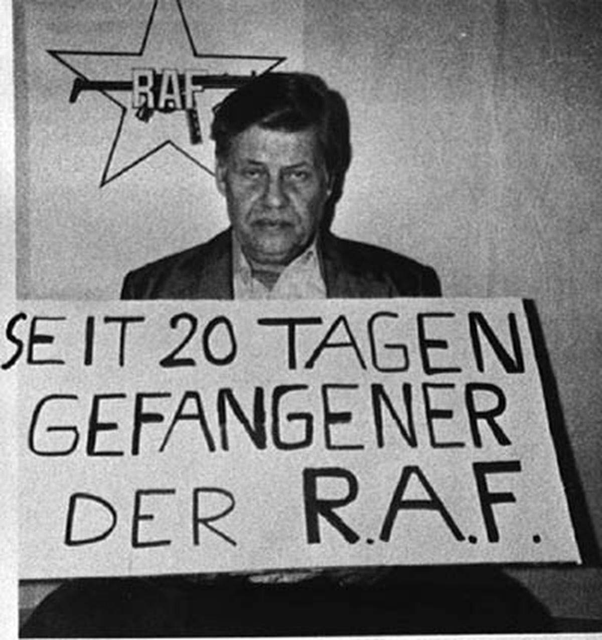 5. September 1977: Arbeitgeber-Präsident Hanns Martin Schleyer wird in Köln entführt. Dabei werden Schleyers Fahrer und drei Leibwächter erschossen. Die Entführer fordern die Freilassung von inhaftierten Terroristen.