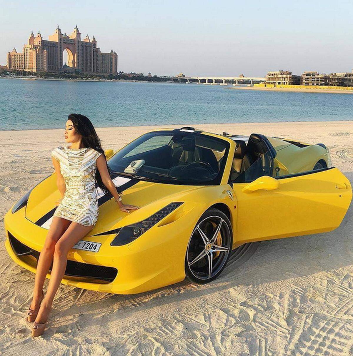 Schöne Frauen und schnelle Autos. Das gefällt auch in Dubai.