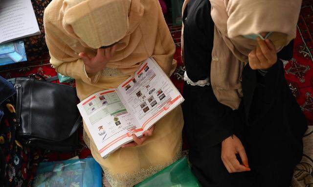 Afghanische Mädchen lernen heimlich im Untergrund. Afghanistan sei "seit einem Jahr das einzige Land der Welt, in dem Mädchen nach der sechsten Klasse systematisch von der Schule ausgeschlossen sind", so US-Außenminister Blinken.