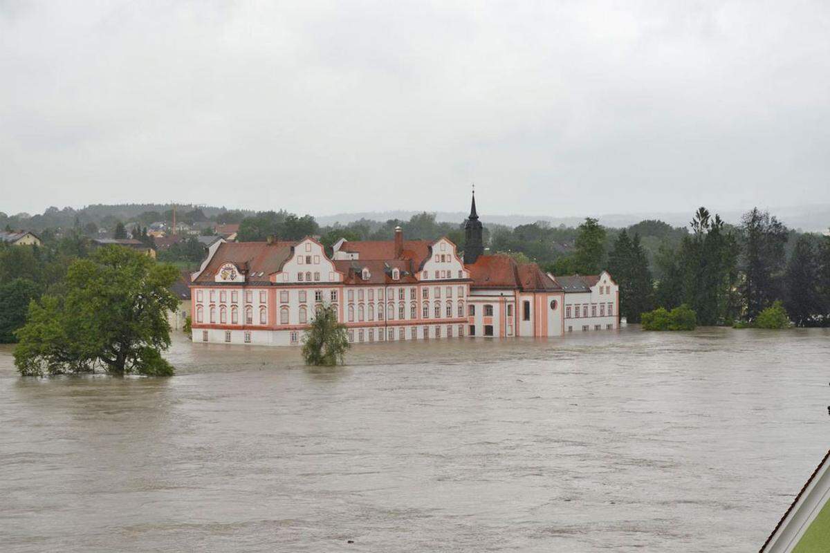 Ein Hochwasser dieses Ausmaßes ist in der wassergeplagten Stadt am Inn ein Extremfall. Und dagegen schützen auch die neu errichteten Hochwassermauern nicht: Diese schützen nur vor 30-jährige Hochwasser, bis zu einem Pegelstand von 3,90 Meter. Mehr, so sagt Bürgermeister Franz Angerer, sei technisch und statisch nicht möglich.