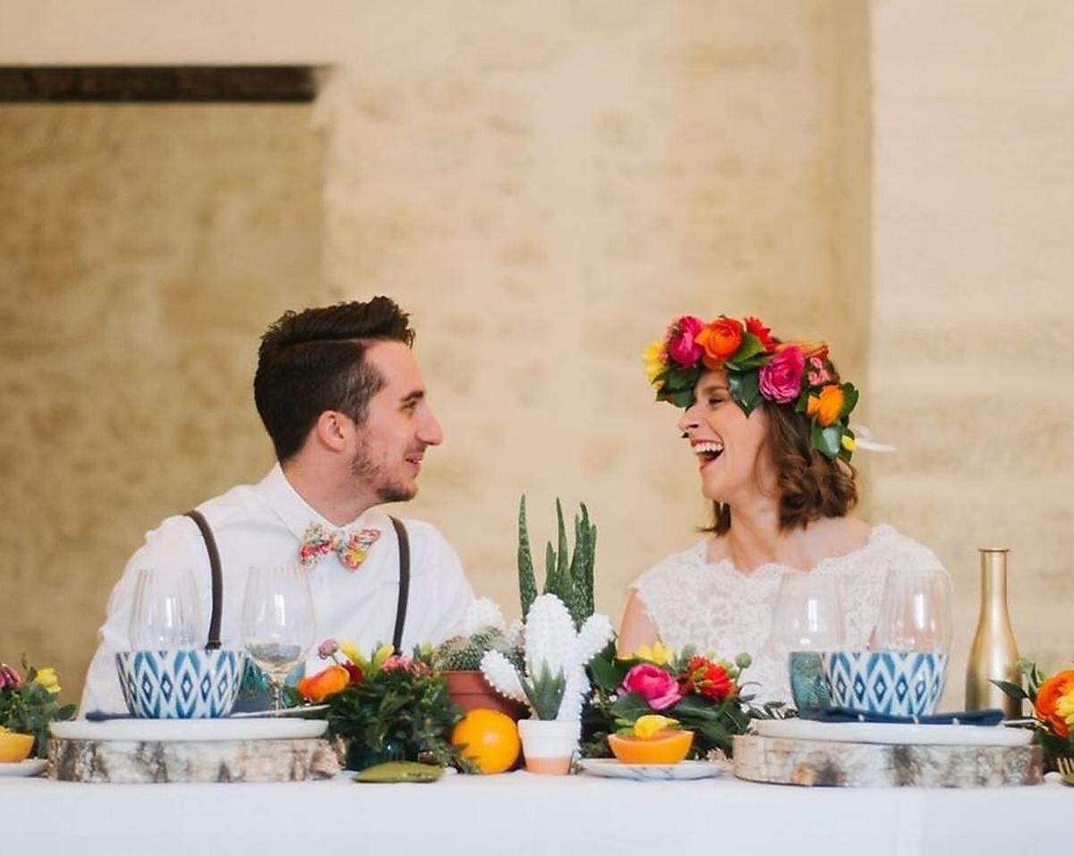 Hochzeitsplanerin Susanne Hummel berichtet Ähnliches. "Hochzeiten mit viel Brauchtum - zum Beispiel: von zuhause abholen lassen und dann weiter zum Standesamt und dann zur Kirche - werden nur noch sehr selten gemacht", meint Hummel: "Einladungen mit Ringen und Tauben oder klassische Blumengestecke werden gar nicht mehr ausgewählt." 