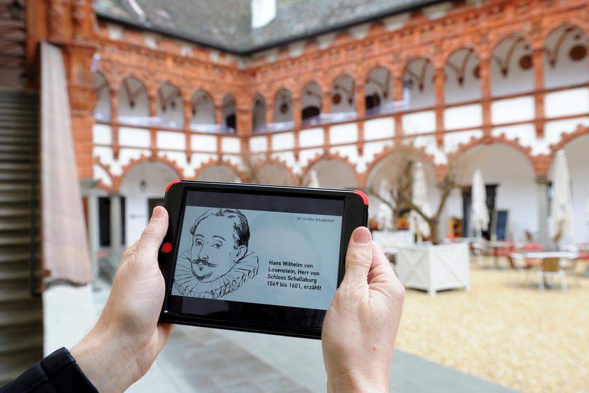 Die App kann kostenlos heruntergeladen werden. Wer möchte, kann sich im Museumsshop auch ein Tablet ausborgen. Die App ist leicht und übersichtlich zu bedienen.