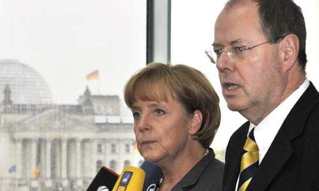 Bundeskanzlerin Merkel, Finanzminister Steinbrück bei der Vorstellung der Auflagen für das Bankenpaket am Montag in Berlin. 