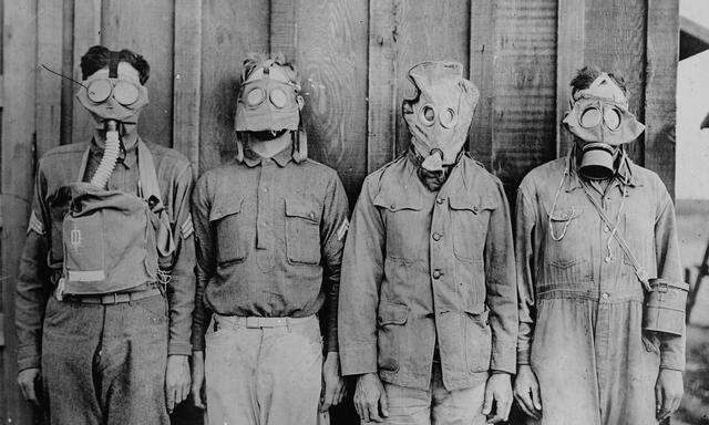 Hinter diesen Masken suchten im Ersten Weltkrieg (von links nach rechts) US-Amerikaner, Franzosen, Briten und Deutsche Schutz.  
