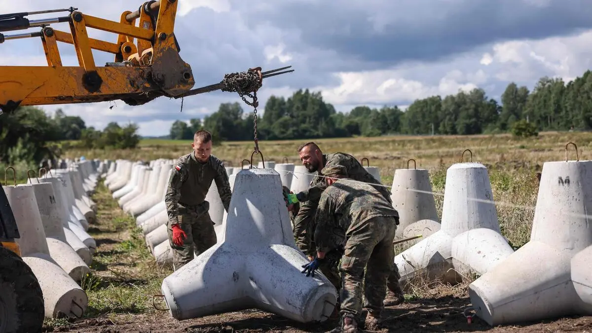 Where German soldiers are also erecting tank barriers against Russia