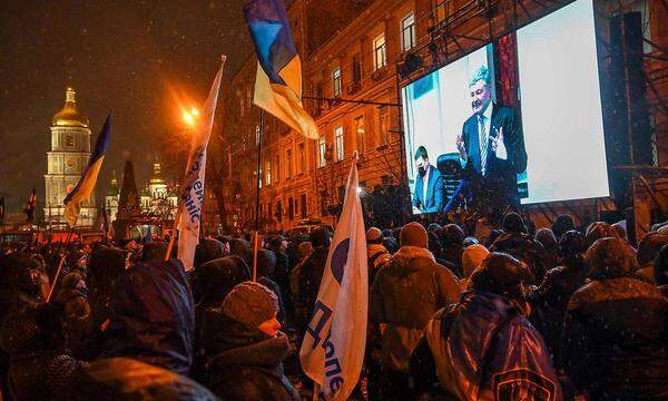 Poroschenkos Anhänger verfolgen den Auftritt des Ex-Präsidenten vor Gericht.