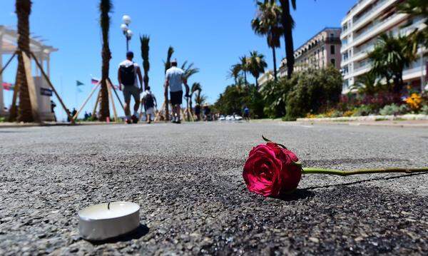 Am 14. Juli 2016 rast der Tunesier Mohamed Lahouaiej Bouhlel während der Feierlichkeiten zum französischen Nationalfeiertag mit einem Lastwagen in die Menschenmenge auf der Strandpromenade in Nizza. 86 Menschen werden getötet, mehr als 400 verletzt. Der IS bekennt sich zu der Tat.