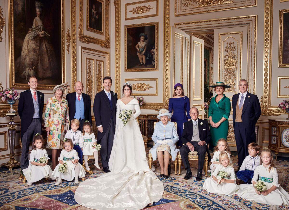 Am 12. Oktober gaben sich Prinzessin Eugenie und Jack Brooksbank nach sieben Jahren Beziehung das Ja-Wort. Nun wurden die offiziellen Hochzeitsfotos vom Palast veröffentlicht. Neben Großmutter Queen Elizabeth II und Gemahl Prinz Philip sind Brautvater Prinz Andrew, Mutter Sarah Ferguson sowie Schwester Prinzessin Eugenie sowie die Eltern und der Bruder des Bräutigams vertreten.