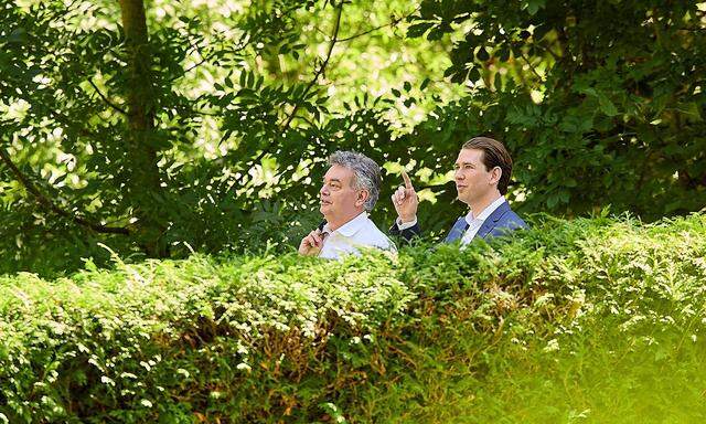 Vizekanzler Werner Kogler (Grüne) und Kanzler Sebastian Kurz (ÖVP) spazierten für die Kameras eine Runde durch den Garten des Schlosses Reichenau. Dort hielt die Regierung den Sommerministerrat ab.