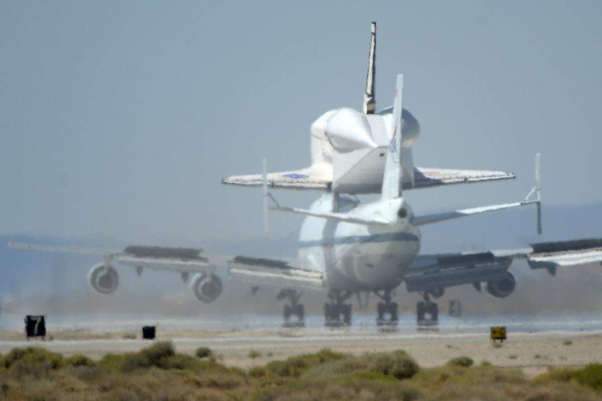 Tags zuvor war die "Endeavour" sicher in Kalifornien gelandet. Das Shuttle hatte auf dem 160 Kilometer nördlich von Los Angeles gelegenen Luftwaffenstützpunkt Edwards Air Force Base in der Wüste aufgesetzt.