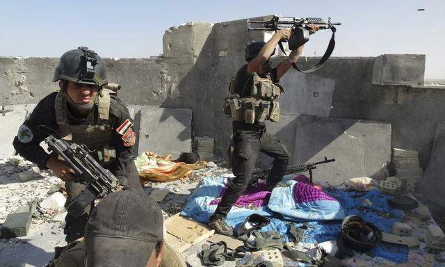File photo of members of the Iraqi Special Operations Forces taking their positions during clashes with the Islamic State of Iraq and the Levant in Ramadi