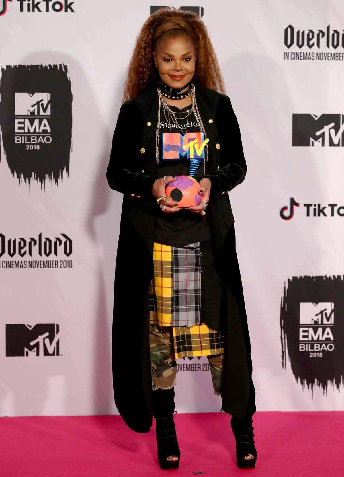 Den "Global Icon"-Award erhielt die US-Pop-Queen Janet Jackson ("That's the Way Love Goes"), die seit mehr als 40 Jahren im Showbusiness ist und bis heute elf Studio-Alben mit zahlreichen Nummer-1-Hits veröffentlicht hat. Mit wallender Haarmähne, Punk-Look und mitreißender Choreographie performte sie ihren Song "Made For Now", den sie mit Ausschnitten aus "All For You" und "Rhythm Nation" mixte.