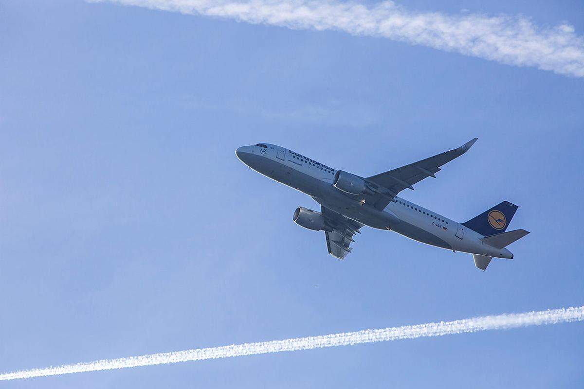 Land: Deutschland Das letzte Unglück mit Todesopfern ereignete sich bei der Lufthansa 1993 in Warschau. Als ein Airbus bei der Landung gegen einen Erdwall stieß, starben ein Passagier und ein Prüfkapitän. Immer wieder war die Lufthansa auch Ziel von Flugzeug-Entführungen, zuletzt in den 90er-Jahren. Anmerkung: Es handelt sich um die Fluglinie, nicht um den Lufthansa-Konzern, zu dem auch die AUA gehört.