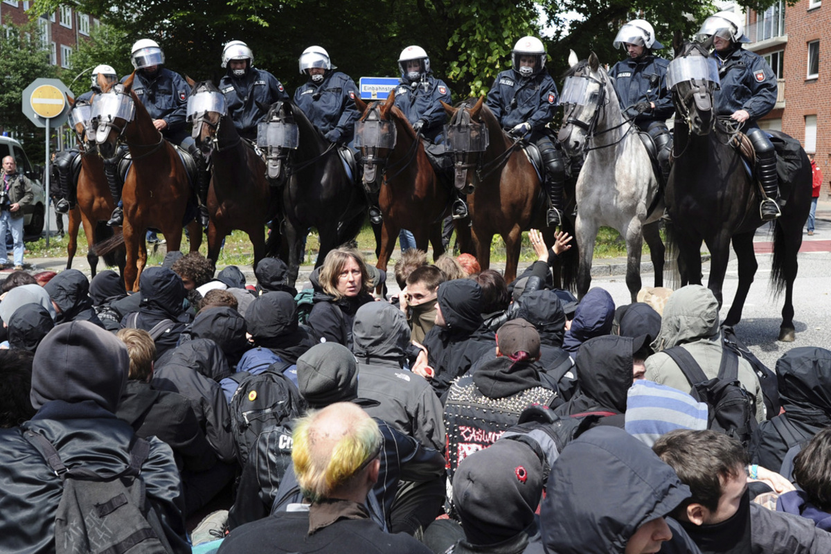 Die Polizei ging mit schweren Fahrzeugen und berittenen Einheiten gegen die radikalen Linken vor. 38 Polizisten wurden verletzt.