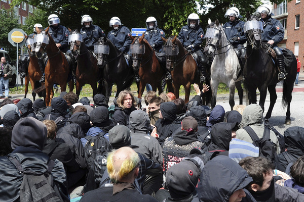 Die Polizei ging mit schweren Fahrzeugen und berittenen Einheiten gegen die radikalen Linken vor. 38 Polizisten wurden verletzt.