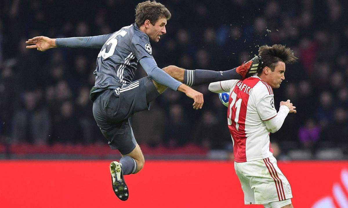3 2018, Marke Kung-Fu: Thomas Müller (Bayern) springt Nicolas Tagliafico (Ajax) in der Champions League an den Kopf.