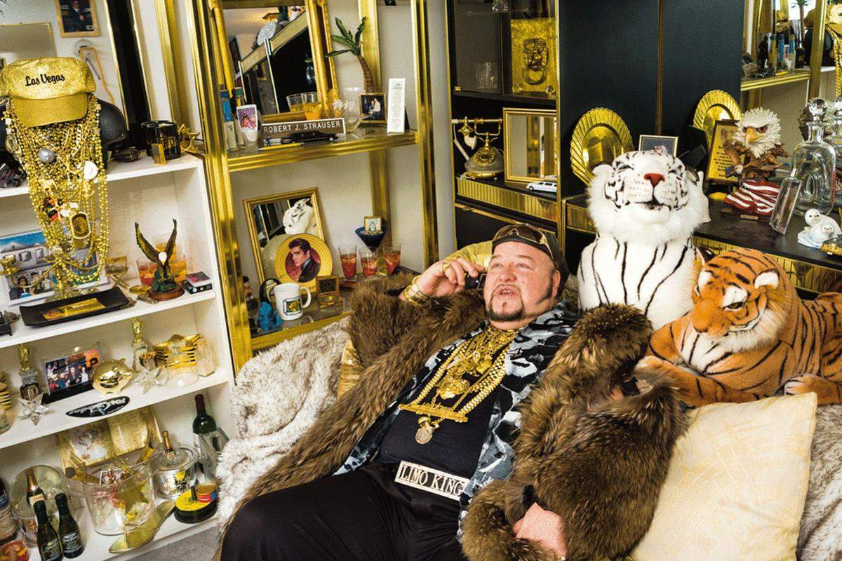 Das unermüdliche Streben nach Geld, Status, Schönheit und Ruhm zeigt "Generation Wealth" in 650 Bildern und mittels 150 Interviews. Zu Wort kommen dabei nicht nur russische Oligarchen, sondern auch Alleinerzieher, die zwar kaum über die Runden kommen, aber alles daransetzen, Luxusprodukte zu kaufen, die sie sich nicht leisten können. Redaktion: Anna Burghardt, Christina Lechner, Norbert Philipp, Christine Pichler