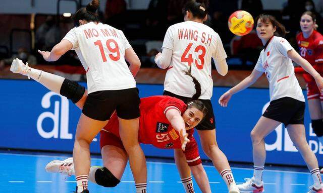 China s Mo M.M (L) and Wang S.H. (R) in action against Croatia s Huber (2-L) during the 2021 World Women s Handball Cham