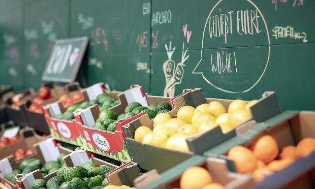 Symbolbild zum Thema Bio Lebensmittel Eine Obst und Gemuesauslage im Supermarkt Bioladen Berlin