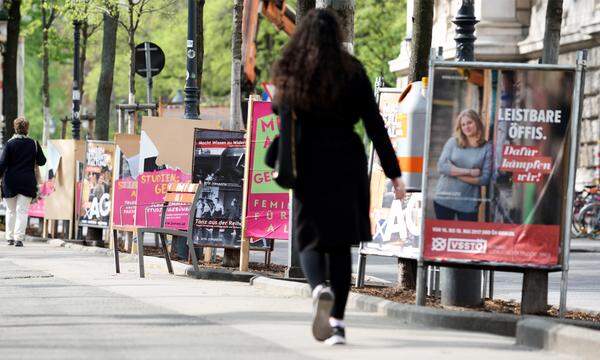 Häufig werden die Plakate der einzelnen Fraktionen entfernt oder demoliert.