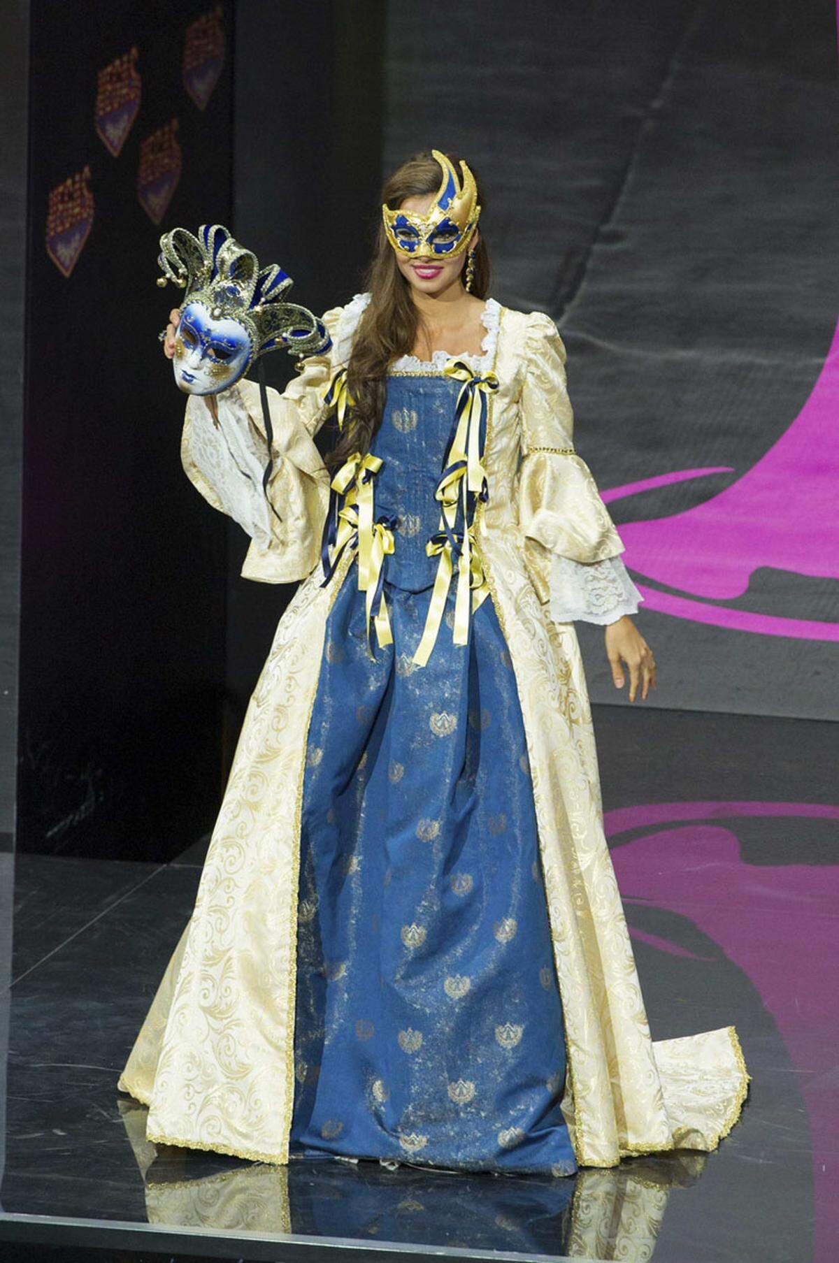 Eine venezianische Maske war für Luna Voce, Miss Italy 2013, ein Muss.