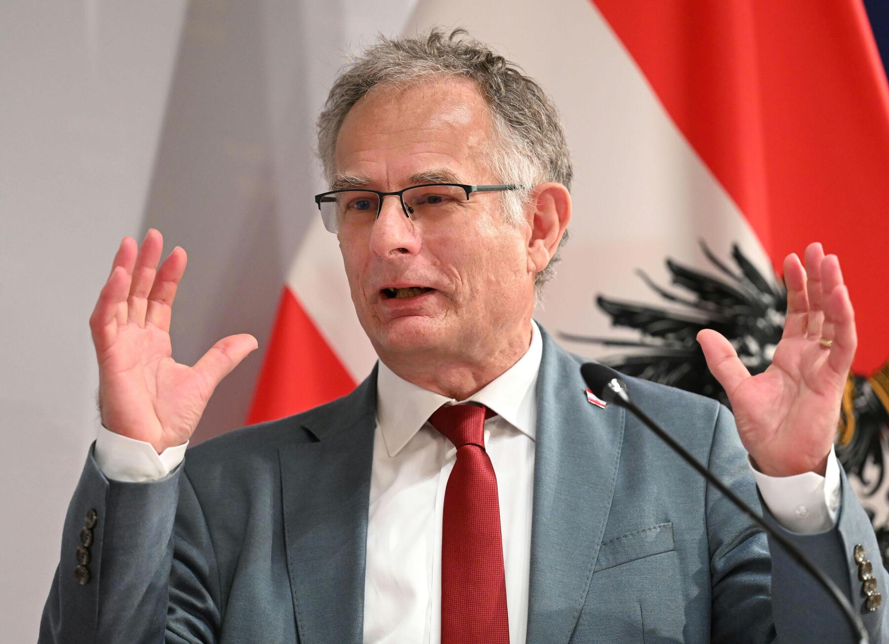 „Schaffen schon Jets an, die angeblich ganz toll sind“: Marterbauer stellt Eurofighter-Ersatz infrage