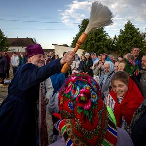Ein Priester segnet Feiernde zum Orthodoxen Osterfest in der Ukraine.