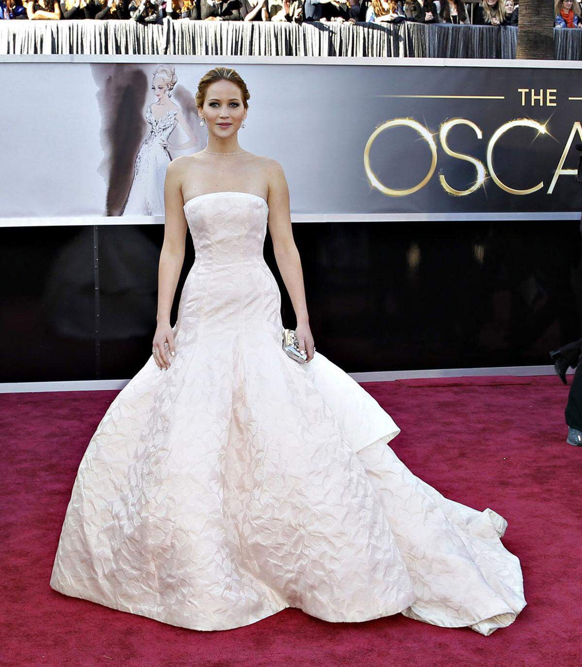 2013 stand Jennifer Lawrence nicht nur aufgrund ihrer schauspielerischen Leistungen, sondern auch aufgrund ihres Couture-Kleides von Dior im Mittelpunkt der Award-Veranstaltung. Sie gewann für ihre Rolle in "Silver Linings".