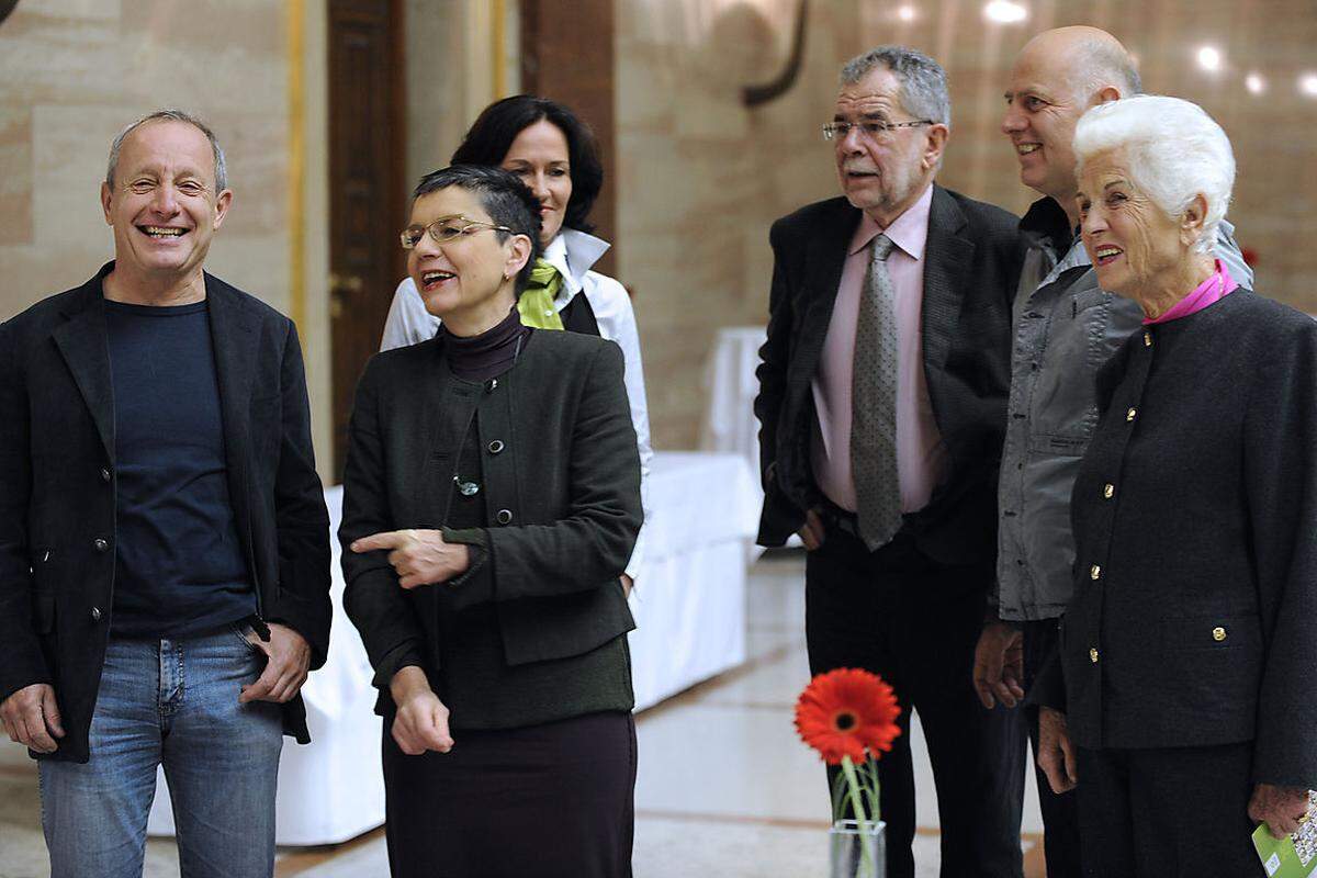 Im Bild: Die bisherigen Parteichefs der Grünen (v.l.) Peter Pilz, Madeleine Petrovic, Eva Glawischnig, Alexander Van der Bellen, Thomas Chorherr und Freda Meissner-Blau am 23. November 2011, im Rahmen einer Festveranstaltung mit dem Titel "25 Jahre Grüne - Demokratie in Bewegung" im Parlament in Wien.