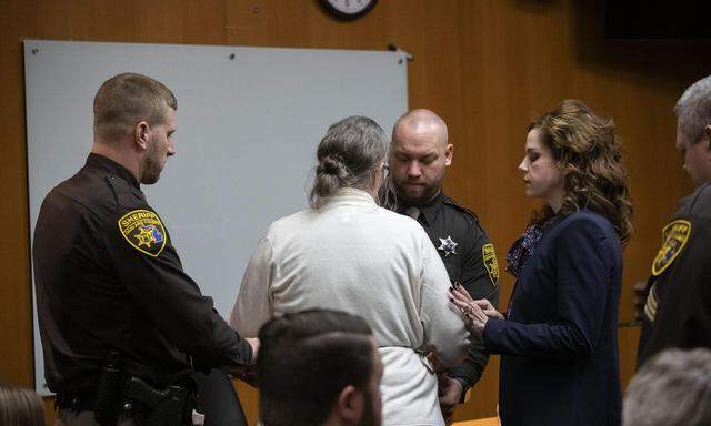Jennifer Crumbley wird in Handschellen in das Gericht geführt.