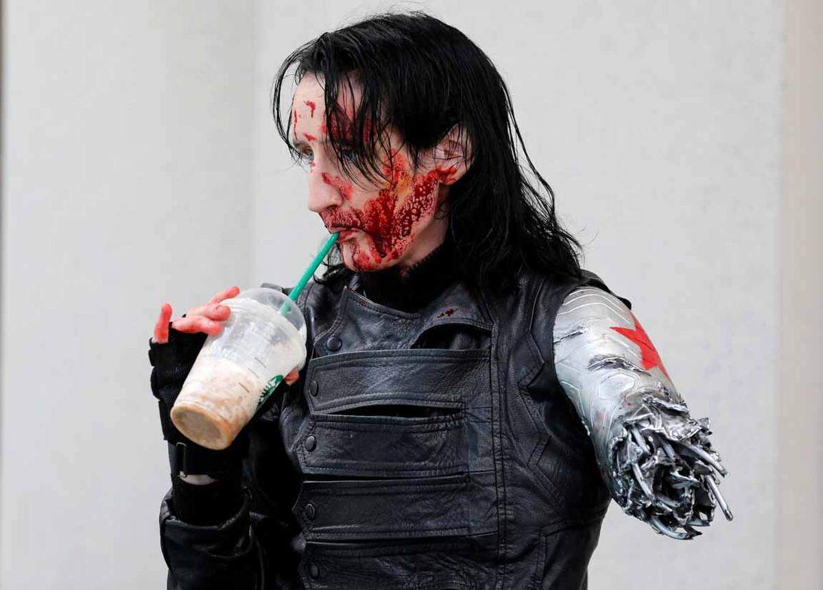 Als Winter Soldier verkleidet hat man zwar nur einen Arm, das reicht aber für eine Starbucks-Erfrischung.  