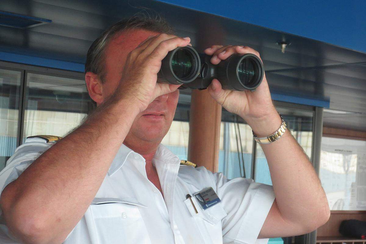 Wir stehen zwar momentan im Hafen, doch Keijer ist ein Meidenprofi: „Da, nehmen wir diesen Gucker. Ihr Journalisten mögt solche Kapitänsfotos mit dem Gucker am liebsten, das weiß ich!“ Sein Kollege mischt sich von hinten ein: „Und, verrat uns doch, was du gerade siehst! Ein paar Tauben? Oder eine hübsche Biene?“