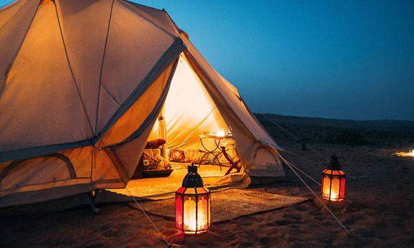 Sandplatz. Auf die Stille der Wüste sind Städter vielleicht nicht gefasst. Doch schnell werden sie vom Spirit des Orts in den Bann gezogen: In den Dünen des Oman stellt Canvas Club exklusive Zelte auf, Stichwort Glamping. www.canvasclub.de