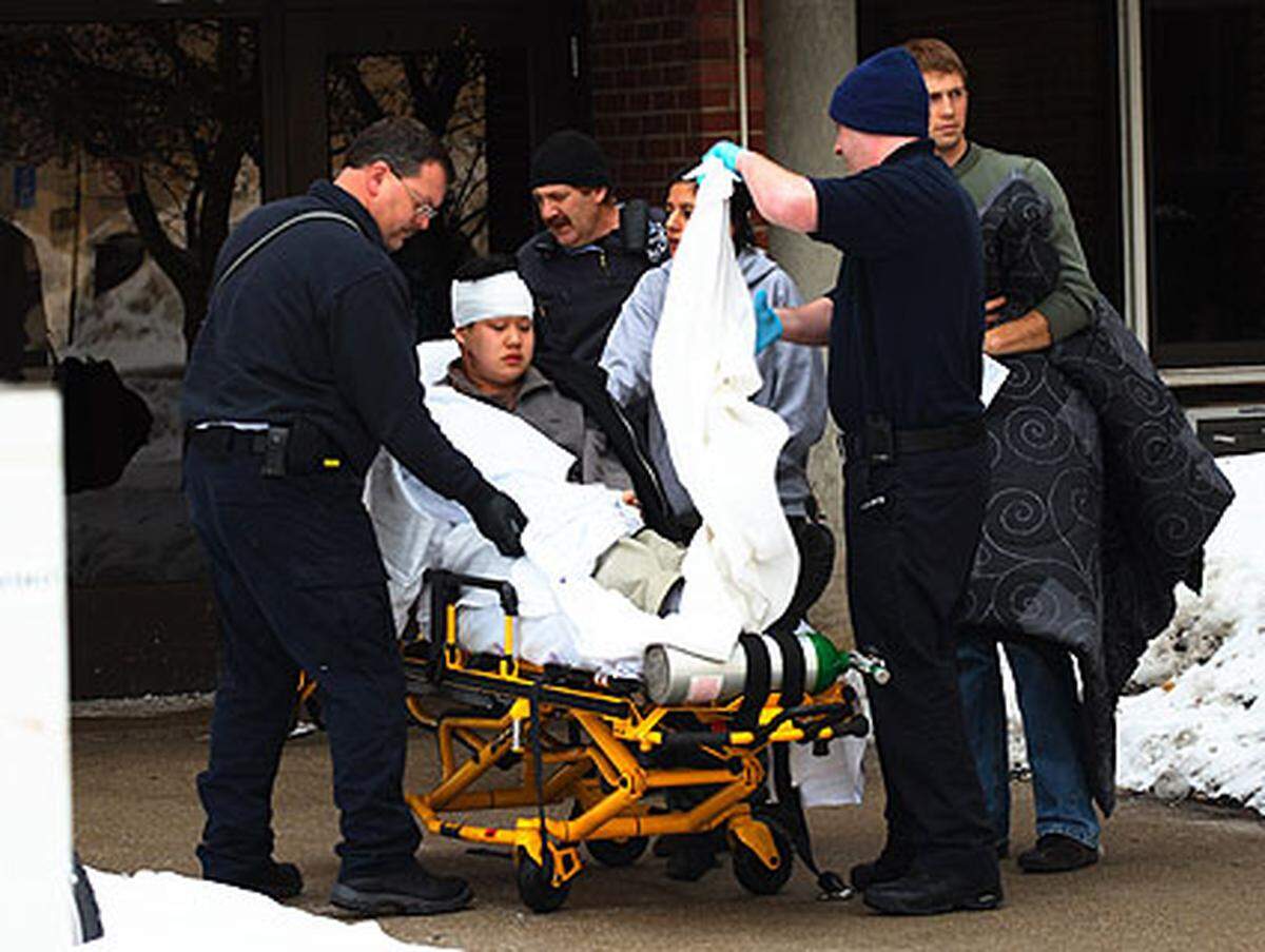 Ein ehemaliger Soziologie-Student erschießt auf der Northern Illinois University in DeKalb, 100 Kilometer westlich von Chicago, fünf Menschen und anschließend sich selbst. 18 Personen werden verletzt. Laut Augenzeugen dürfte er seine Opfer gezielt ausgesucht haben.