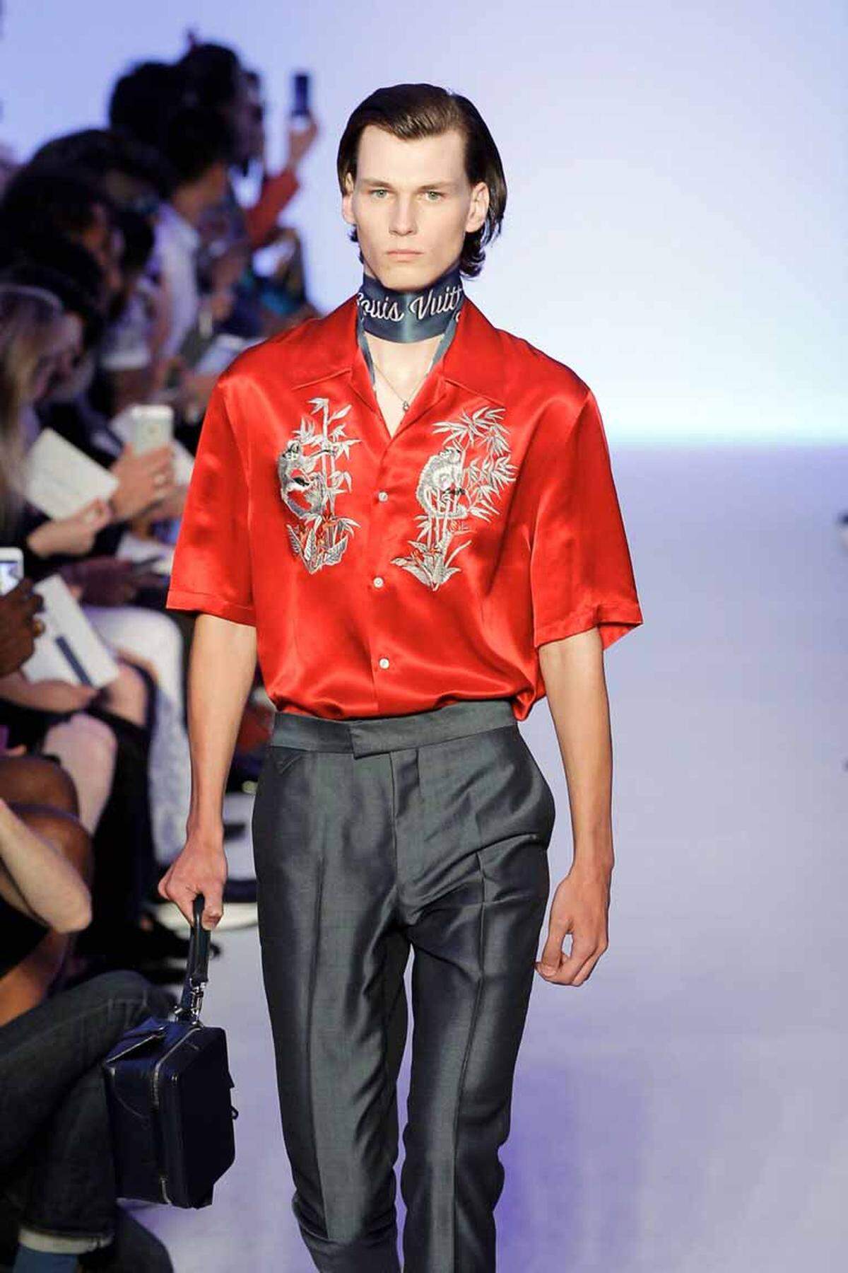 Rote Seide und Affenstickereien müssen es aktuell bei Louis Vuitton sein.    